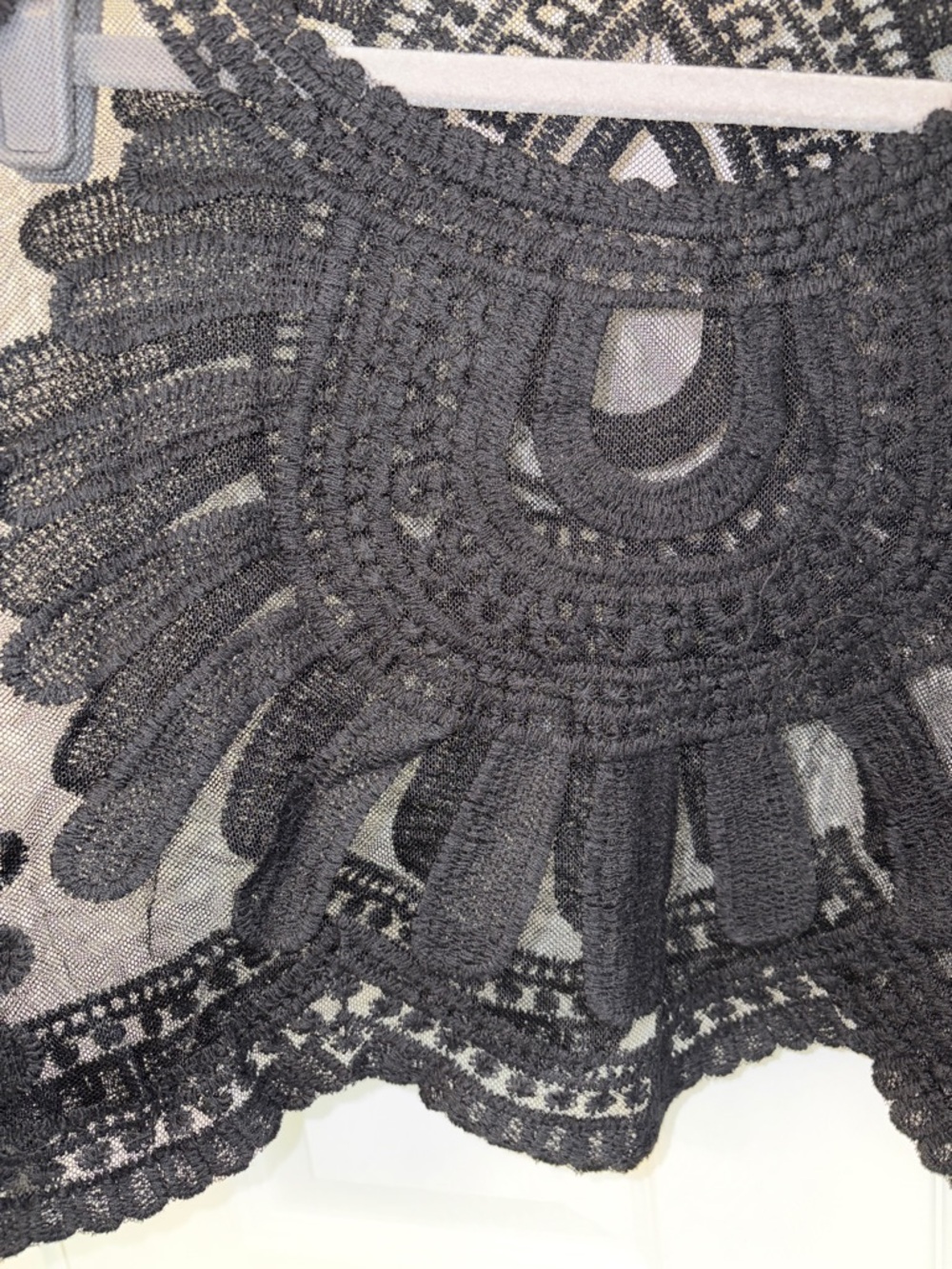 💞 Women's Black Cropped Lace Overlay Top NEW in Package - Picture 4 of 6